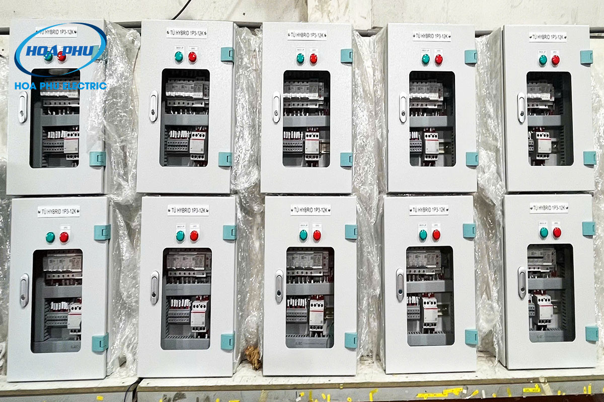 Tủ hybrid 1 pha 3-12kW sử dụng MCB Schneider và contactor ABB do Điện Hòa Phú thi công